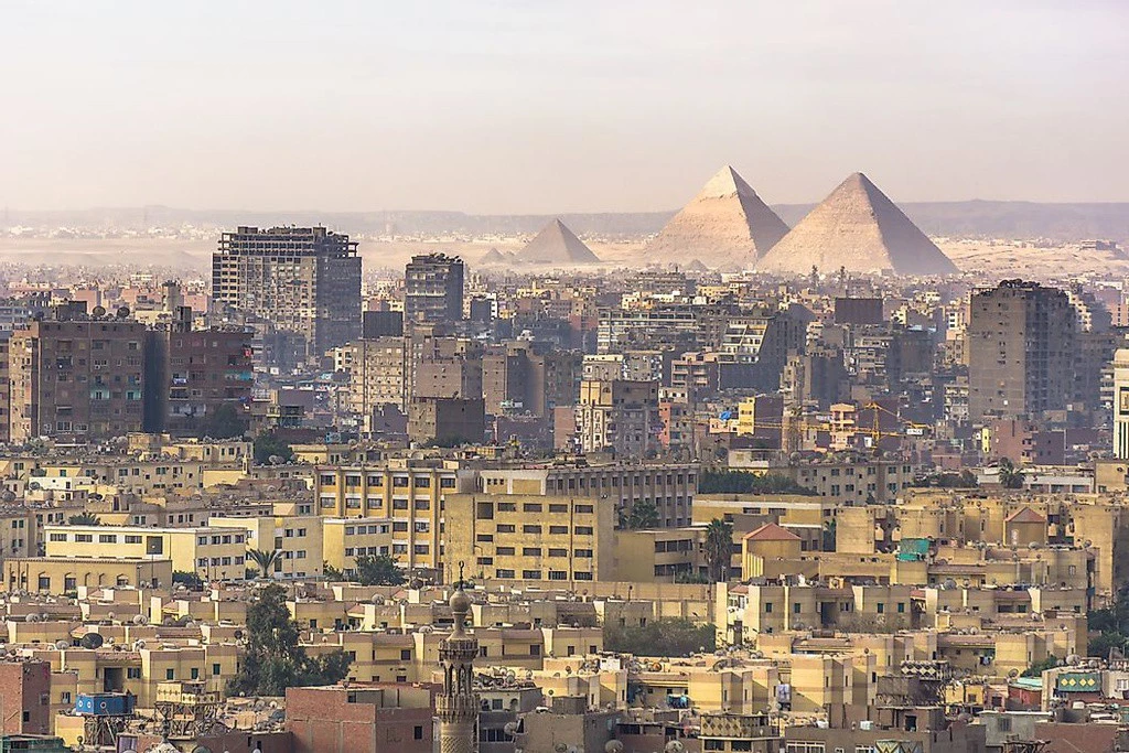 Thủ đô Cairo rộng lớn của Ai Cập có hơn 30 triệu dân. Nơi đây là thành phố lớn thứ 6 thế giới, nổi danh với nền văn minh Ai Cập cổ đại. Trong đó, quần thể kim tự tháp Giza và thành phố cổ Memphis là các điểm đến thu hút du khách khắp thế giới ghé thăm. Thành phố cũng sở hữu nền công nghiệp điện ảnh và âm nhạc cùng các cơ sở giáo dục đại học lâu đời.