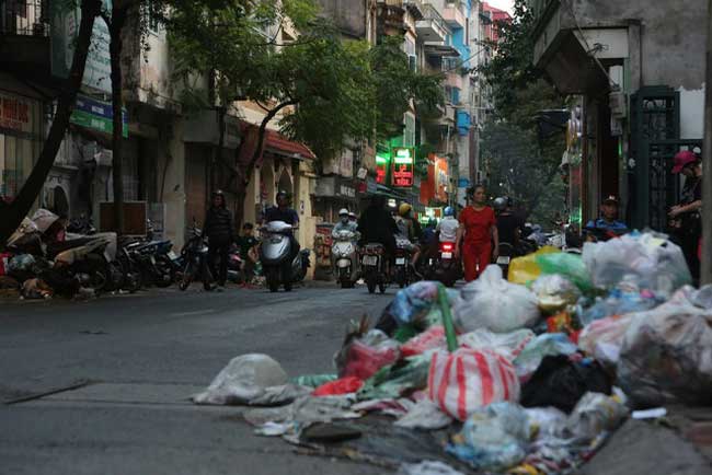 Hà Nội: Công nhân môi trường được trả lương, rác ùn ứ được giải tỏa