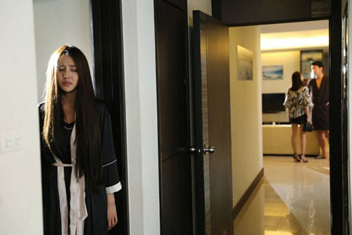 Thấy vợ cũ của chồng nằm trên giường của mình, tôi định kéo chị ta xuống thì chồng đưa cái gối bảo tôi ra phòng khách ngủ tạm đêm nay