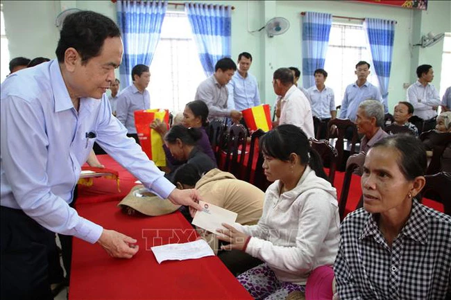 Chủ tịch Ủy ban Trung ương Mặt trận tổ quốc Việt Nam Trần Thanh Mẫn trao quà cho 20 hộ dân là gia đình chính sách, gia đình nghèo có hoàn cảnh đặc biệt khó khăn tại xã Bình Phước. (Ảnh: TTXVN)