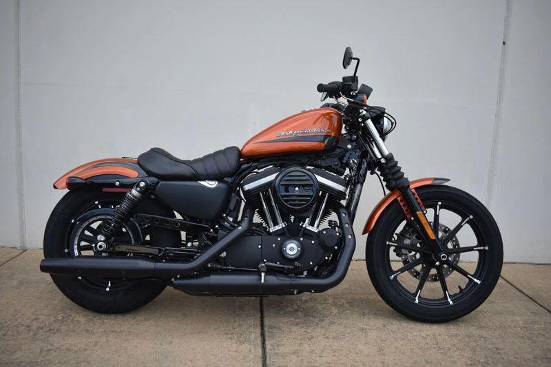 2. Harley-Davidson Iron 883 (giá khởi điểm: 8.999 USD).