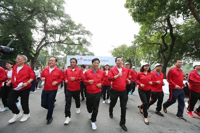 Các đại biểu chạy bộ quanh hồ Hoàn Kiếm hưởng ứng Chương trình “Khởi động cùng SEA Games 31"