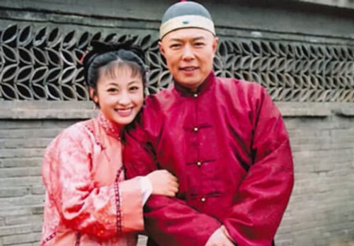 Là 'đệ nhất mỹ nhân tộc Hồi', cô chung sống nhiều năm với Trương Thiết Lâm nhưng cuối cùng kết hôn hạnh phúc bên người chồng kém 23 tuổi