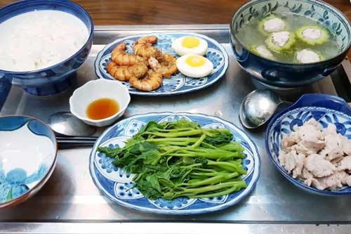 Sai lầm phổ biến về bữa ăn cữ sau sinh mà mẹ nuôi con nên biết