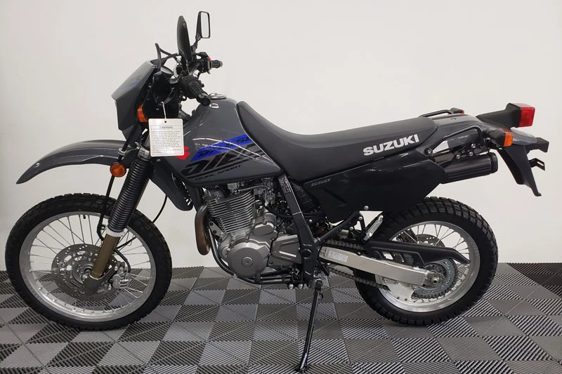 6. Suzuki DR650S (giá khởi điểm: 6.699 USD).