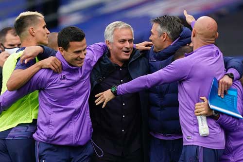 Mourinho bắt đầu 'nhào nặn' 'nhà vô địch' Tottenham