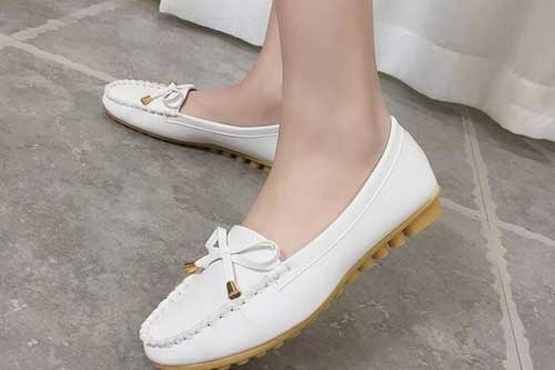 Chuyên gia khuyên mẹ bầu nên đi 3 kiểu giày dép này để tránh hiện tượng phù nề chân