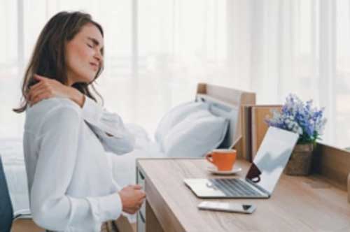 Cách giảm đau vai gáy do ngồi máy tính nhiều cho dân văn phòng