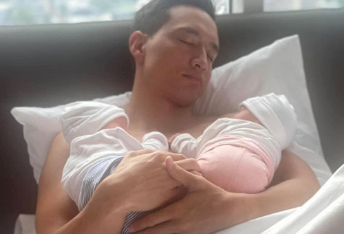 Những khoảnh khắc đáng yêu của các ông bố 'bỉm sữa' trong Vbiz khi chăm con