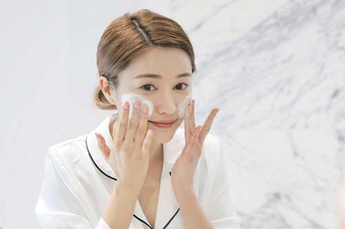 Để da không còn khô ráp, nứt nẻ trong mùa đông, hãy nhớ kỹ 7 thói quen