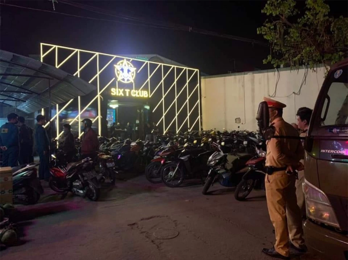 Lực lượng chức năng bất ngờ kiểm tra quán bar Six T Llub ở thành phố Thuận An.