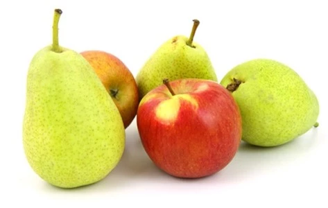 Bọc những loại trái cây như táo, lê, xoài trong báo rồi cất vào ngăn mát tủ lạnh