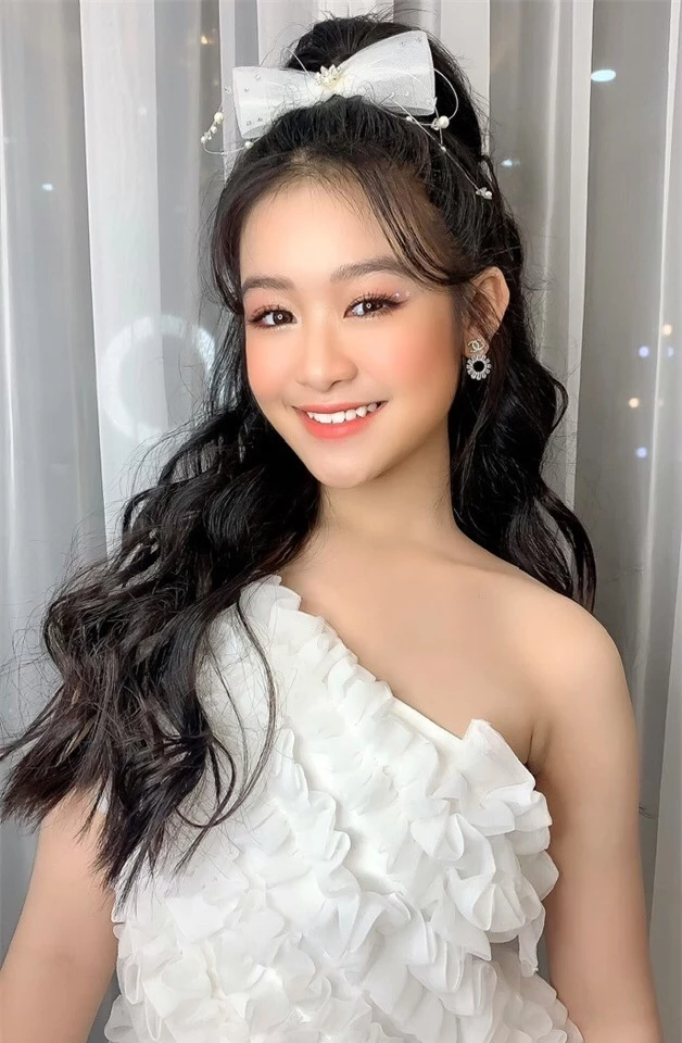 Chụp ảnh với loạt nàng hậu tại Hoa hậu Việt Nam 2020, Bảo Ngọc khiến khán giả bất ngờ với ngoại hình trưởng thành và gương mặt đầy thần thái  - Ảnh 3.