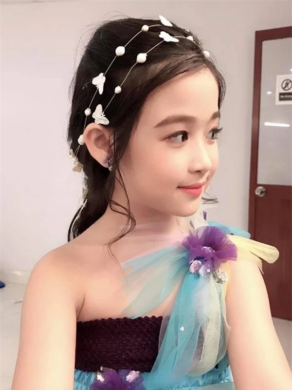 Chụp ảnh với loạt nàng hậu tại Hoa hậu Việt Nam 2020, Bảo Ngọc khiến khán giả bất ngờ với ngoại hình trưởng thành và gương mặt đầy thần thái  - Ảnh 4.