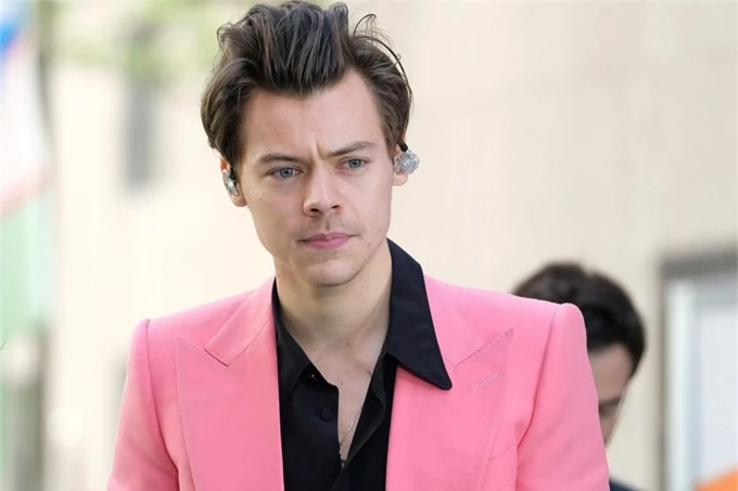 Harry Styles từng hẹn hò nhiều cô gái, trong đó có ca sĩ Taylor Swift, nhưng hiện tại nam ca sĩ đang độc thân. Các nhà khoa học từng nhận định nam ca sĩ 26 tuổi đẹp trai nhất thế giới vì tỷ lệ khuôn mặt của anh rất gần với số đo của người Hy Lạp cổ đại cho vẻ đẹp hoàn hảo. Harry không chỉ đẹp lãng tử, hát hay mà hiện anh còn là sao trẻ giàu thứ hai nước Anh với khối tài sản 74 triệu bảng.