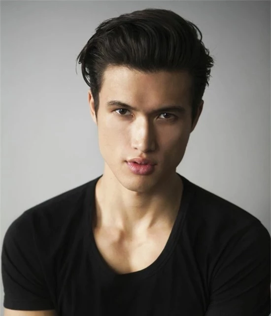 Charles Melton - ngôi sao bộ phim truyền hình Riverdale - đang khao khát tìm bạn gái. Trước đây anh có mối tình mặn nồng với nữ bạn diễn Camila Mendes nhưng đã chia tay vào năm ngoái.