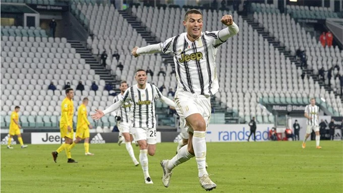 Ronaldo tỏa sáng với cú đúp vào lưới Cagliari đêm qua