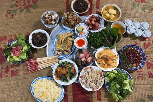 Lúi húi nấu chục mâm cỗ mà chồng vẫn bĩu môi chê bai, vợ buông đũa đáp lại 1 câu khiến anh im tịt, họ hàng đằng nội gật đầu nể phục