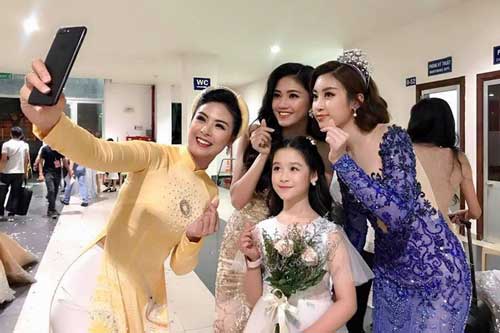 Chụp ảnh với loạt nàng hậu tại Hoa hậu Việt Nam 2020, “Tiểu hoa khôi Tây Đô” khiến khán giả bất ngờ với ngoại hình trưởng thành và gương mặt đầy thần thái