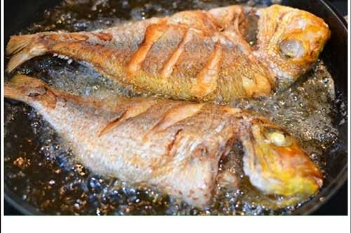 Mẹo cực hay giúp chiên cá không bị nát và bắn dầu mỡ