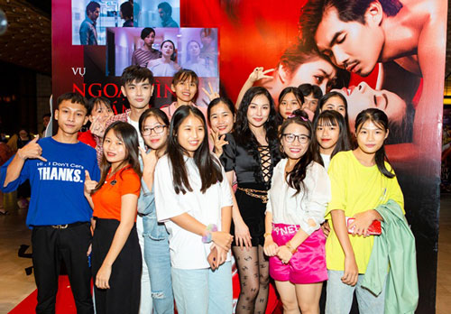 Fan vây kín Trương Nhi ở rạp chiếu phim