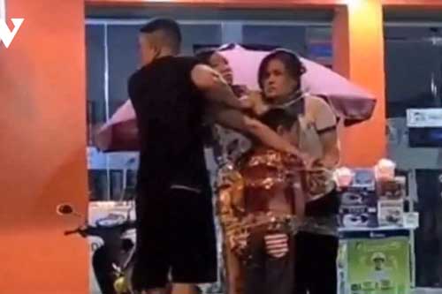 TP.HCM: Khống chế kẻ nghi "ngáo đá" cầm dao uy hiếp 3 người