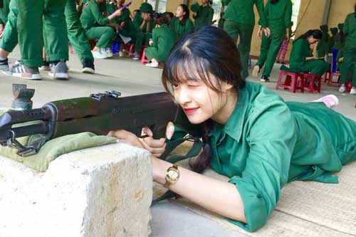 "Soi" ảnh học quân sự của các nàng hậu Việt: Đỗ Thị Hà xinh hết nấc, Kỳ Duyên cực teen