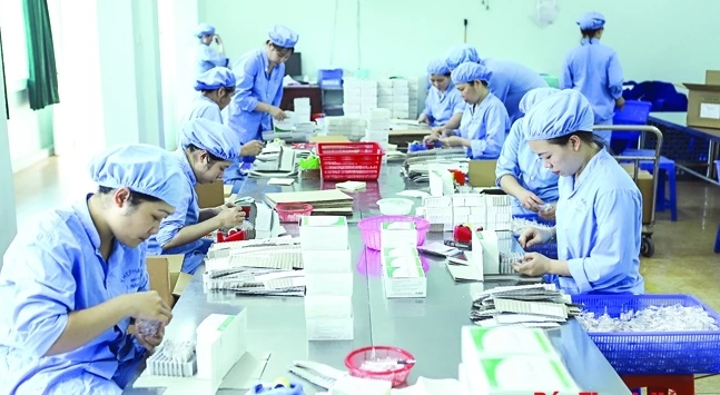 Công nhân Công ty CP Dược - Vật tư y tế Thanh Hóa trong ca sản xuất.