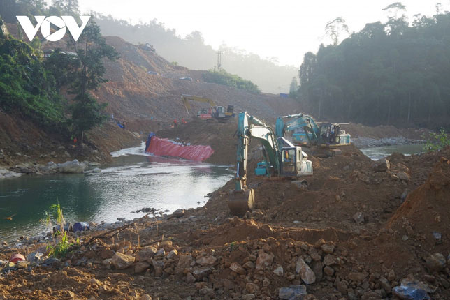 Tìm thấy thi thể 1 công nhân mất tích tại lòng sông Rào Trăng