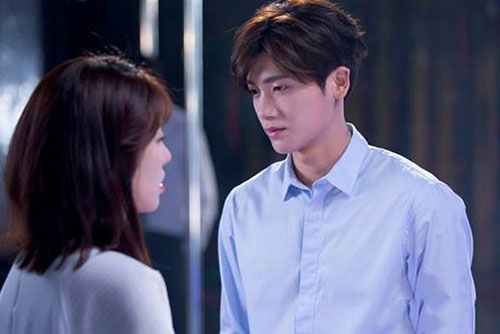 Thấy tờ đơn ly hôn đặt trên bàn, chồng tôi bần thần xé đi rồi ôm vợ hỏi ngược một câu khiến tôi sững sờ bật khóc