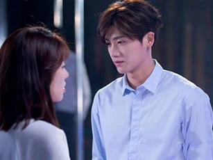 Thấy tờ đơn ly hôn đặt trên bàn, chồng tôi bần thần xé đi rồi ôm vợ hỏi ngược một câu khiến tôi sững sờ bật khóc