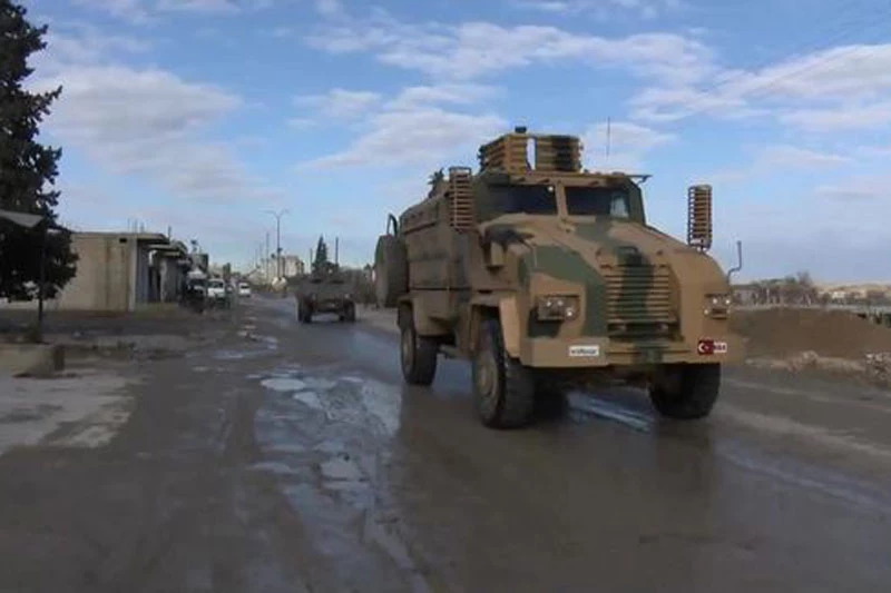 Một đoàn xe quân đội Thổ Nhĩ Kỳ tiến vào Tây Bắc Syria.