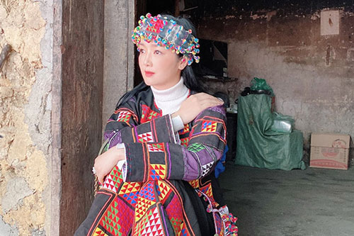 Giáng My diện trang phục dân tộc Lô Lô