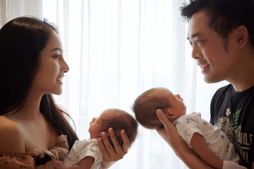 2 con Dương Khắc Linh giống bố từ mặt mũi cho tới nết ngủ