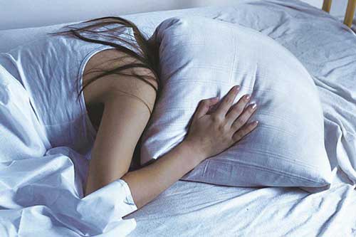 Mỗi đêm trước khi ngủ nên cẩn thận đặt 3 thứ này ở đầu giường: Mất vài giây nhưng có thể cứu bạn khỏi những cái chết đột ngột giữa đêm