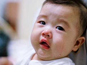 Khi trẻ bị ho, sổ mũi, cần làm ngay những điều này