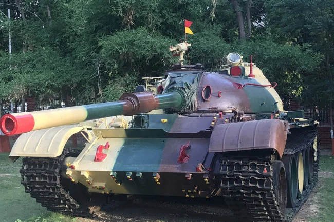 Xe tăng T-55 của Ấn Độ được sử dụng làm tượng đài, dễ nhận thấy nó mang pháo L7A1 cỡ 105 mm. Ảnh: Topwar.