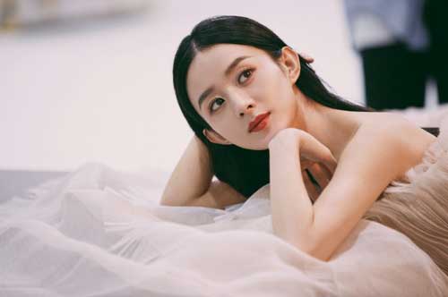 'Gái một con' Triệu Lệ Dĩnh đẹp như mỹ nữ trong tranh