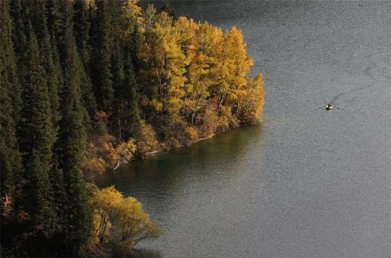 Mọi người chèo thuyền trong một ngày mùa thu tại hồ Kolsai ở vùng Almaty, Kazakhstan ngày 30/9.