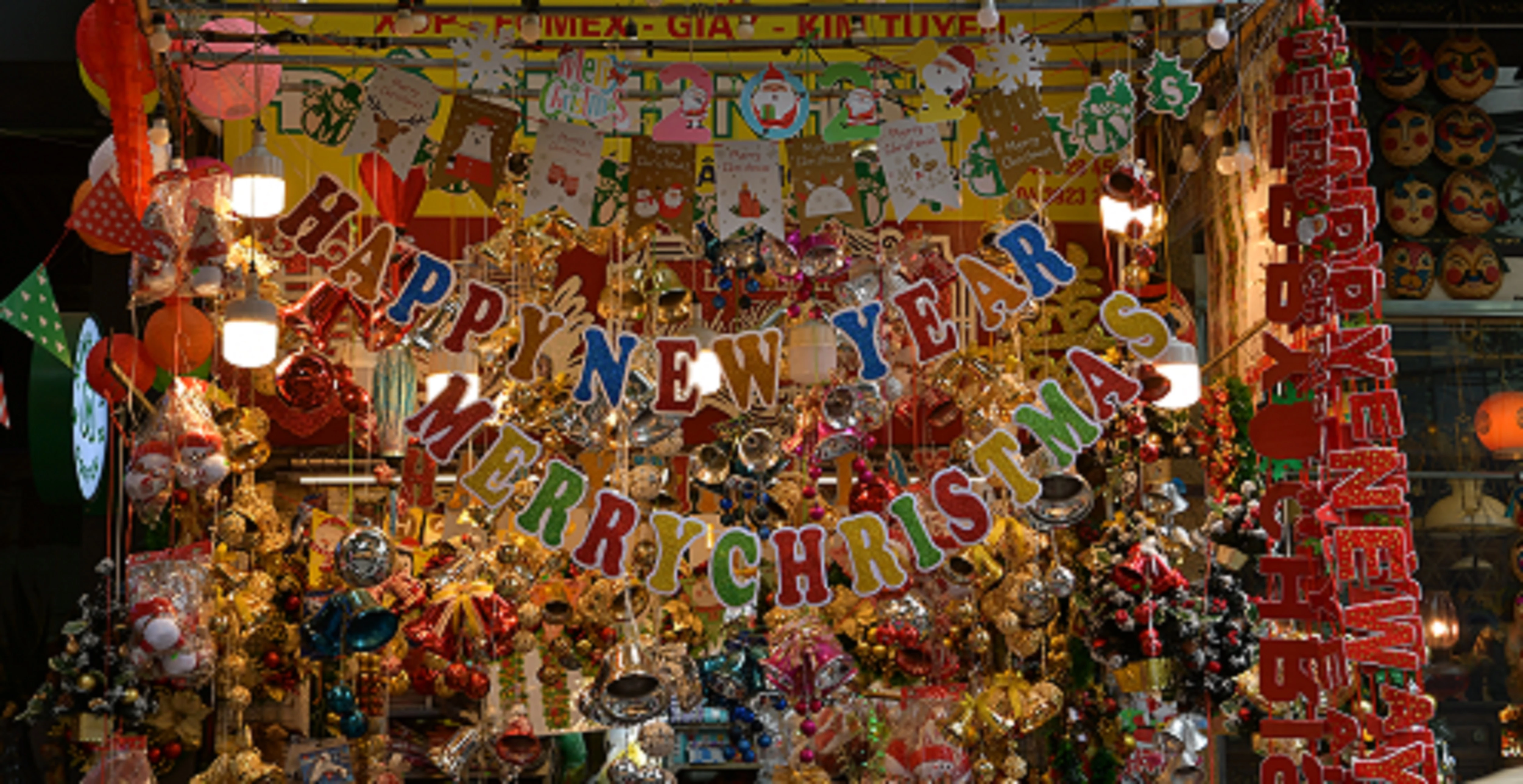 Chỉ còn hơn 1 tháng nữa là tới Noel, phố Hàng Mã đã khoác lên mình màu sắc rực rỡ bởi vô vàn những món đồ trang trí dành cho lễ Giáng sinh.