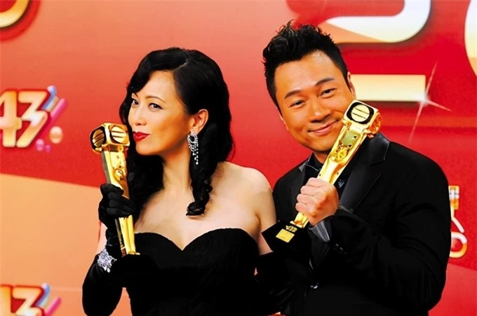 Lê Diệu Tường và Đặng Tụy Văn ăn mừng chiến thắng giải Nam - Nữ diễn viên chính xuất sắc tại đêm trao giải TVB.