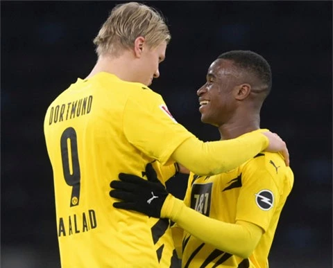 Haaland (trái) đánh dấu cột mốc giành Golden Boy bằng 4 bàn thắng vào lưới Hertha