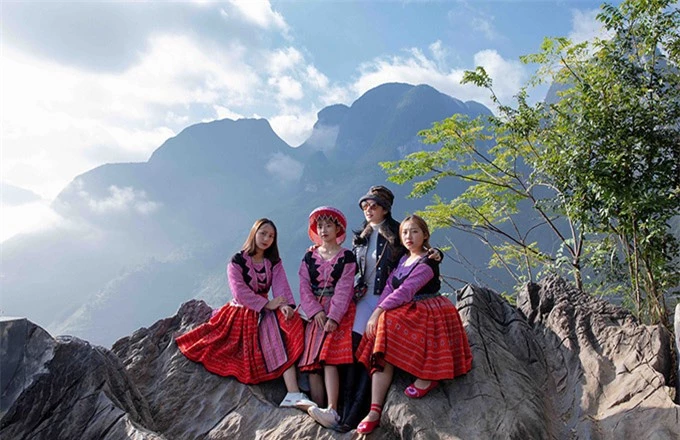 Giáng My chụp ảnh cùng các thiếu nữ dân tộc trong những bộ váy xoè màu sắc nổi bật.