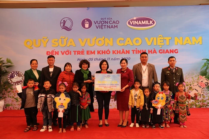 Vinamilk và Quỹ sữa Vươn cao Việt Nam dành tặng 94.000 ly sữa, cho 1.045 trẻ em có hoàn cảnh khó khăn tại tỉnh Hà Giang.