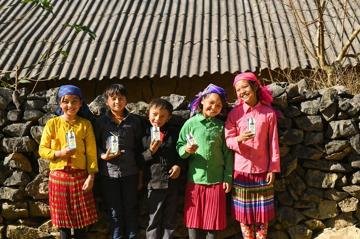 Vinamilk và Quỹ sữa trao sữa đến cho trẻ em khó khăn tại huyện Xín Mần, huyện Mèo Vạc, huyện Bắc Mê, huyện Yên Minh… thuộc tỉnh Hà Giang.