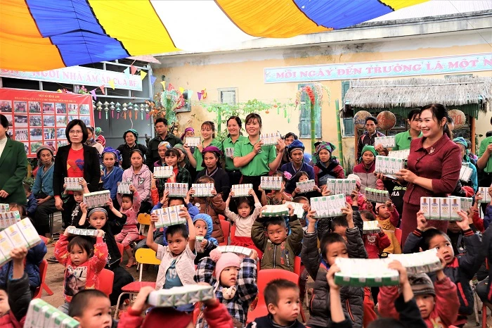 Niềm vui của các cô giáo, phụ huynh và học sinh trường mầm non Thu Tà, huyện Xín Mần, Hà Giang trong ngày Quỹ sữa Vươn cao Việt Nam và Vinamilk đến điểm trường.