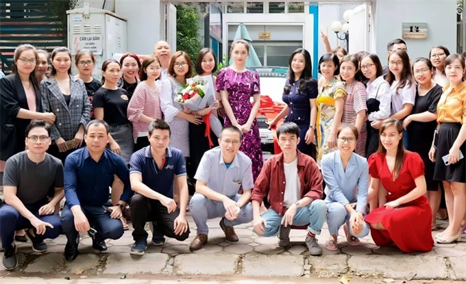 Hoa hậu được các cộng sự, cấp dưới yêu mến, tin cậy. Nhiều khán giả động viên Hương Giang vững tinh thần, không quên chăm sóc bản thân để luôn xinh đẹp, tỏa sáng.