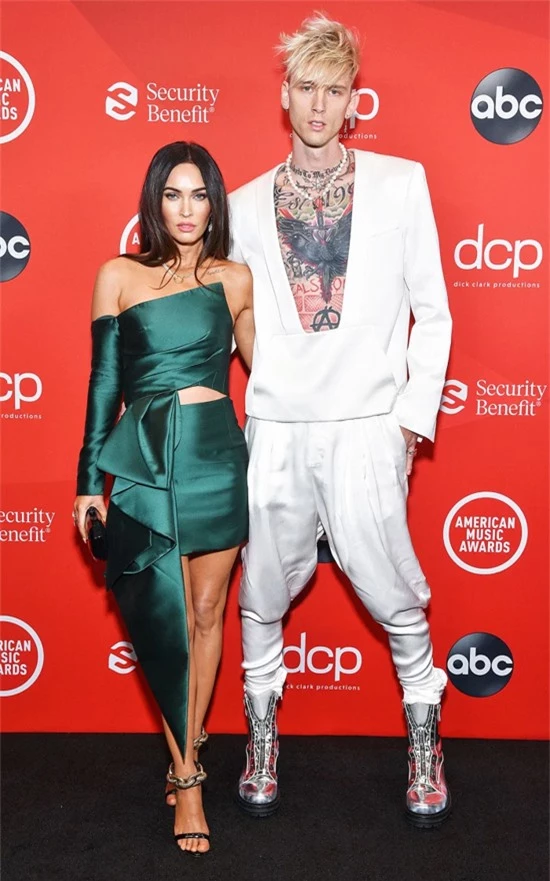Megan Fox và Machine Gun Kelly sánh đôi trên thảm đỏ tại nhà hát Microsoft, Los Angeles. Cặp đôi ton sur ton với đồ cắt xẻ phóng túng. Megan tự tin khoe vóc dáng thanh mảnh dù đã là mẹ của ba cậu con trai.