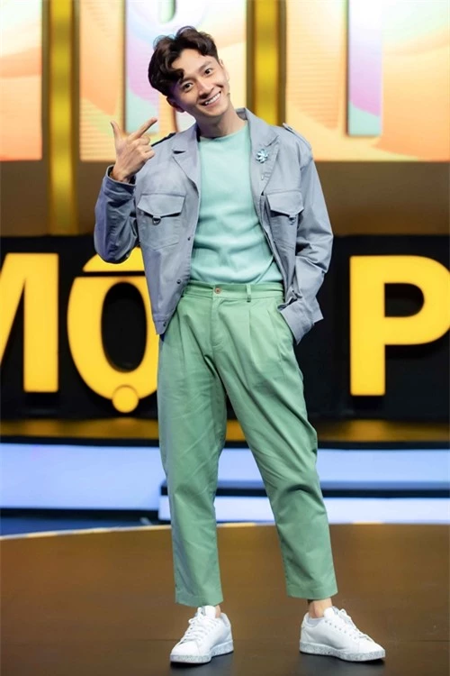 Ngoài công việc ca hát và dóng phim, Ngô Kiến Huy còn đắt show MC trên truyền hình. Gameshow trí tuệ 100 triệu 1 phút là một trong các chương trình do anh dẫn dắt.