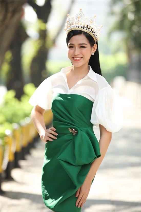 Hoa hậu Đỗ Thị Hà khoe nét rạng rỡ và trẻ trung với váy draping kết hợp cùng phần sơ mi trắng biến tấu.
